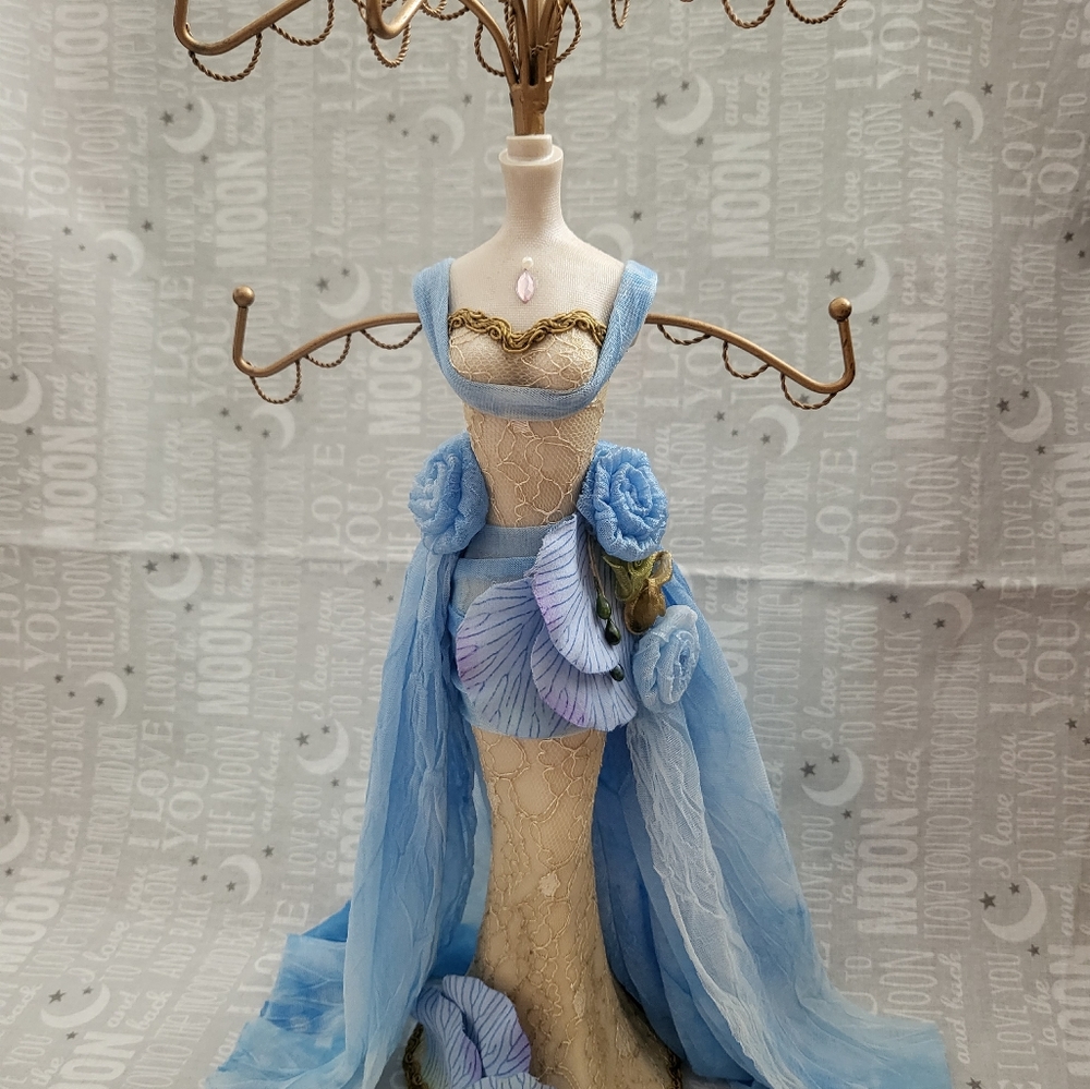 Blue flower princess jewelry stand